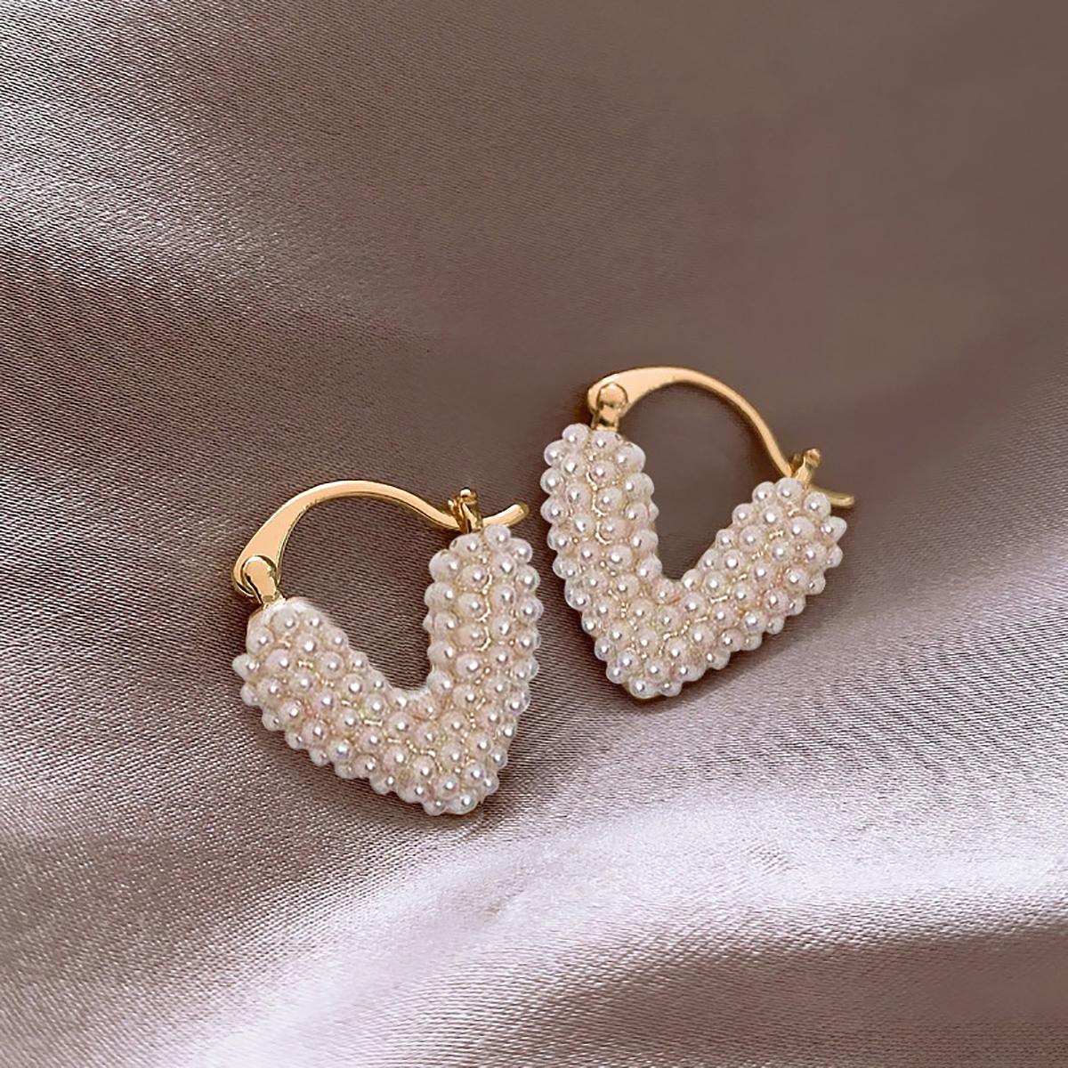 

New Design Love Pearl Hoop Earrings Light Luxury Unique Heart Imitation Pearl for Women Wedding Prom Metal Jewelry Party Favor
