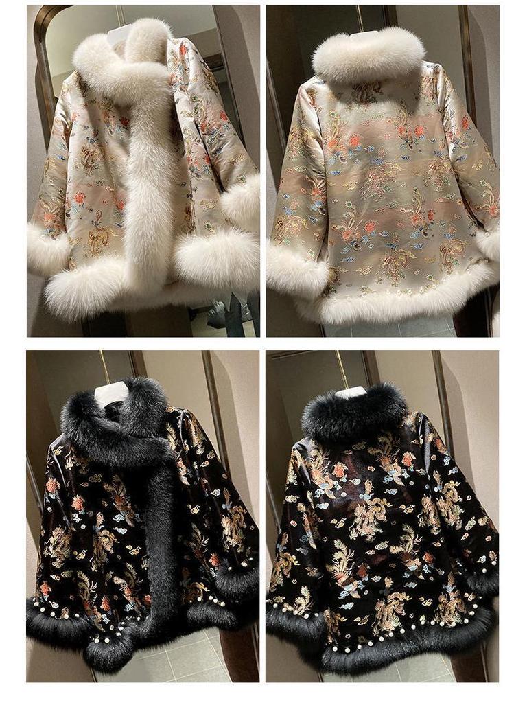 2025 Winter Chinesischer Stil Kunstfellmantel: Damen Midilanger Perlenbesetzter Satin Tang Anzug Umhang