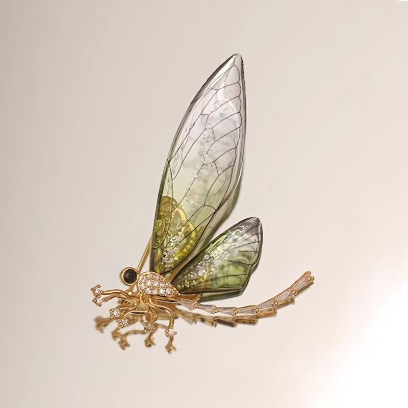 

Брошь «Тонкокрылая стрекоза» — это высококлассный женственный дизайн с уникальным стилем корсажа в виде насекомого и антибликовой брошью.