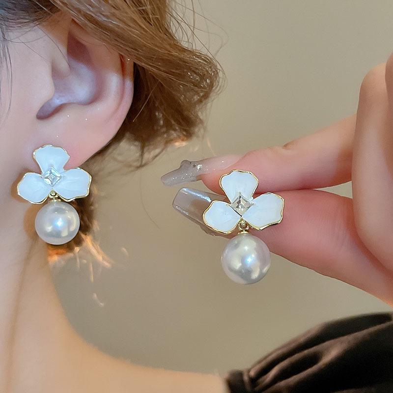 Diamond-Studded Silver Flower Pearl Earrings: Luxury Fashion Jewelry for Women