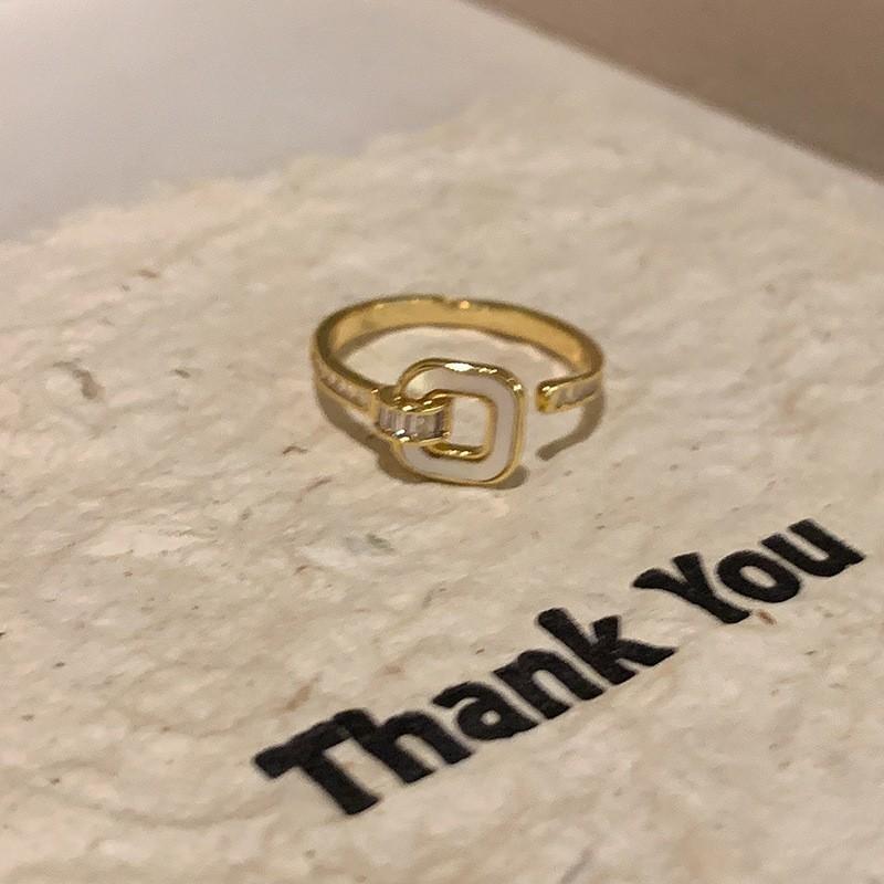 Elegant Vintage Style 18k Gold Ring For Women With Unique Geometric Design And Adjustable Fit