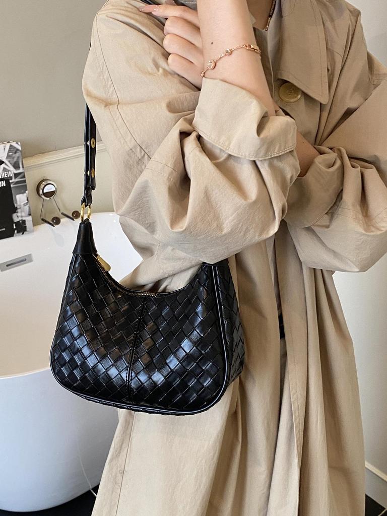 2025 Women's Versatile Woven Shoulder Bag - Fashionable Dumpling Style for Commuters