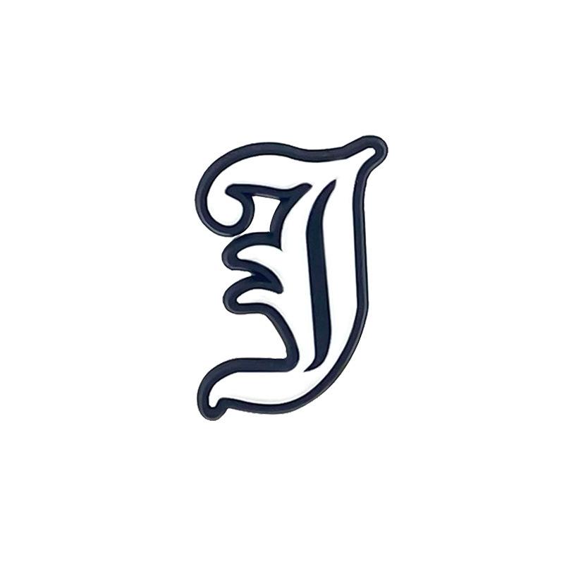 1 StückNeuer Stil Anhänger Altenglischer Buchstabe PVC Loch Schuh Schuhe Blume Silberner Buchstabe Schuhe Anhänger Schuhe Dekoratives Zubehör