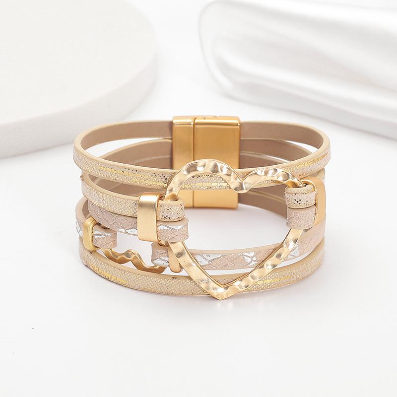 Кожаный браслет в форме полого сердца для женщин с магнитной застежкой.