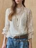 Blusa MAXZA con Encaje Rococó, Pliegues y Cuello Henley