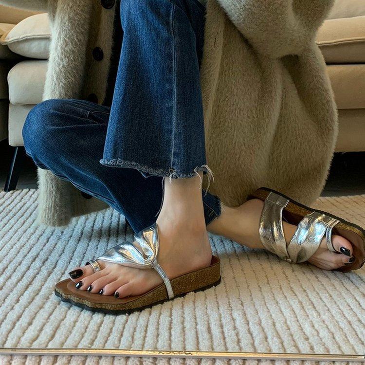 Weiche Lederversion~ Damen Hausschuhe tragen ausländischen Stil neuer Sommer Silber Zehensteg Plateau Sandalen Designgefühl Nische