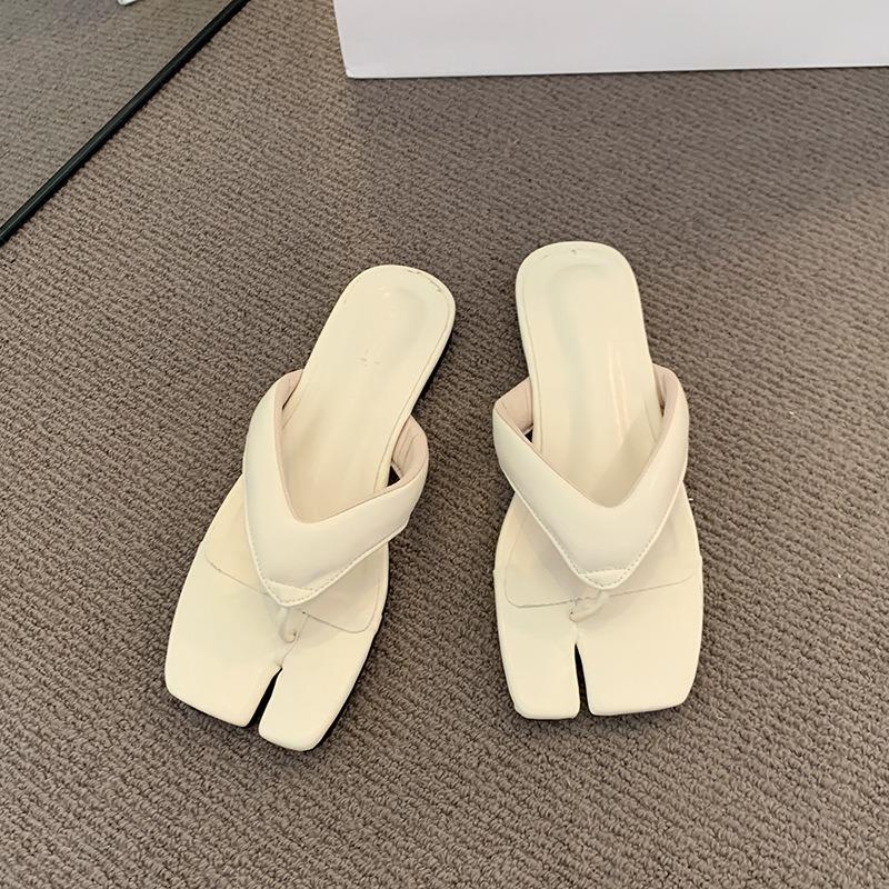 Beautiful skirt, silver toe beach slippers, women's summer wear new flat-bottomed flip-flops, pig's trotters, cool slippers