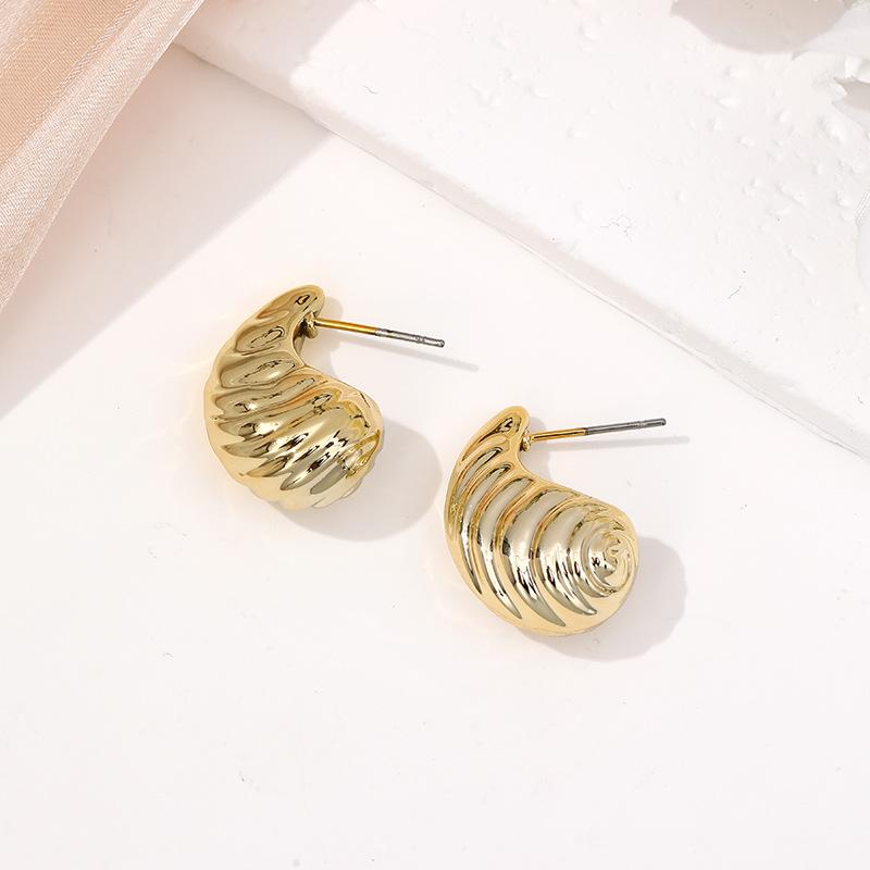New product gold stud earrings light luxury retro geometric earrings feel fashionable and simple C-shaped gold stud earrings