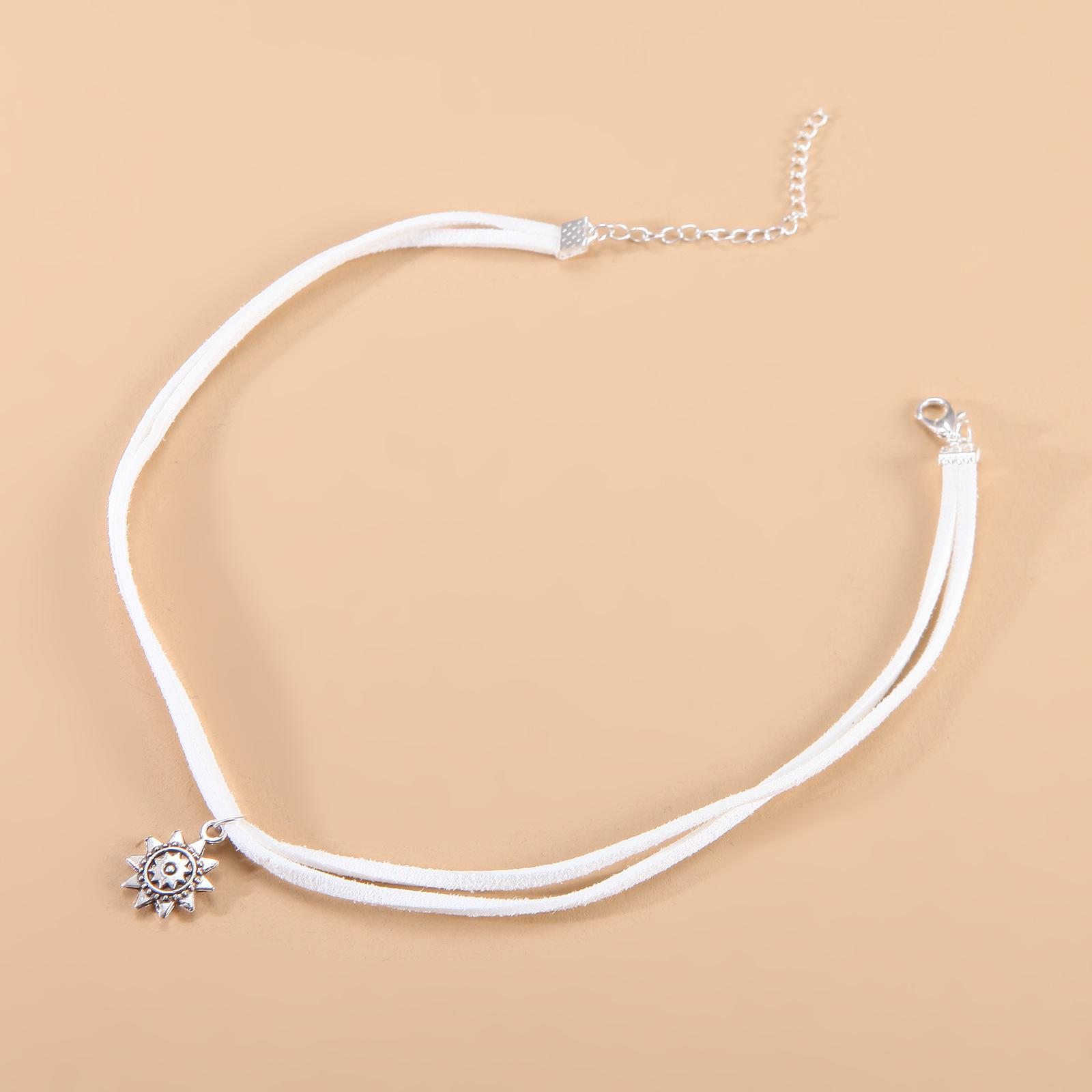 

Бархатное колье-чокер «Подсолнух» - Стильный, минималистичный двухслойный дизайн