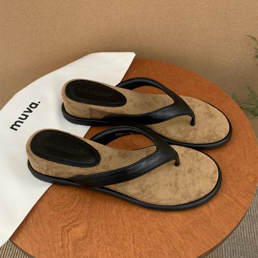 Französische Mode Keilabsatz Flip-Flops Damen Oberbekleidung 20255 neues Temperament mit Rock dicksohlige Strandschuhe