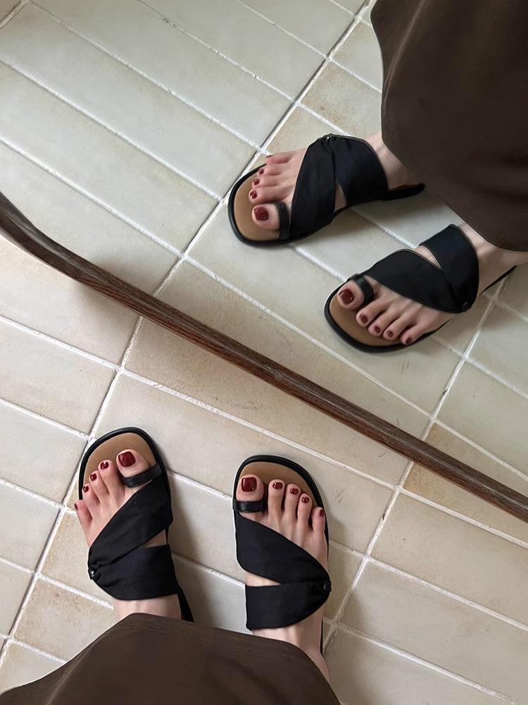 

Dongdaemun, South Korea 2025 summer new round head cover toe flat bottom fashion design sense niche versatile cool slippers women 35 чёрный