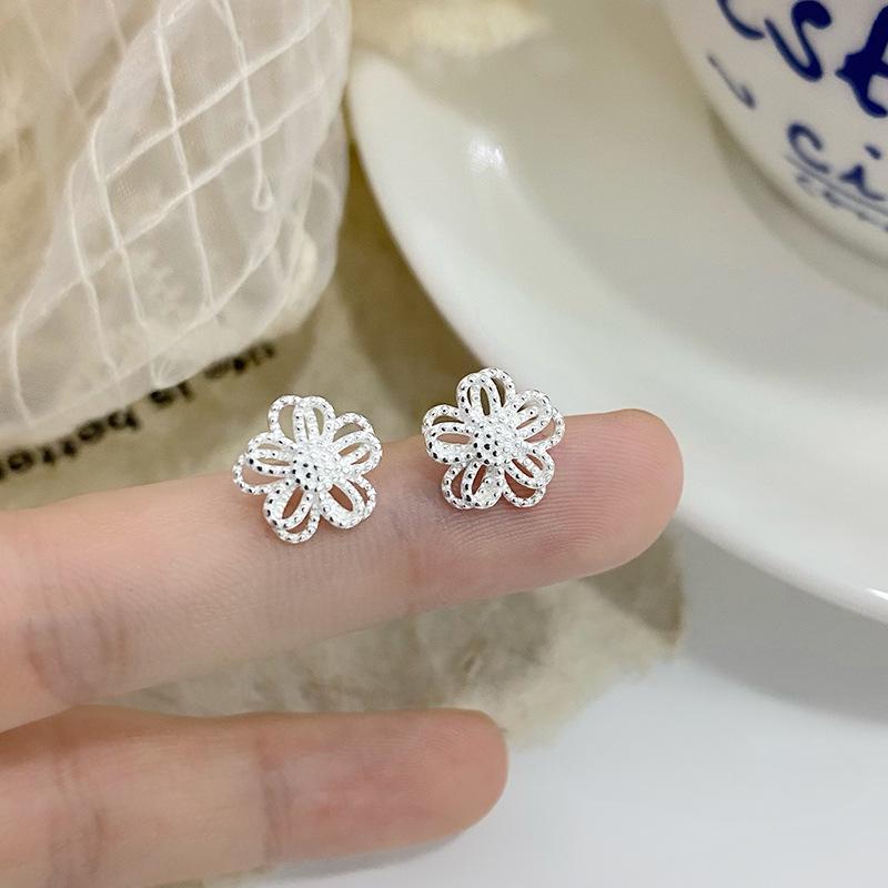 Hollow Flower Earrings for Women, Fashionable and Personalized Lace Flower High-end Ear Bone Earrings