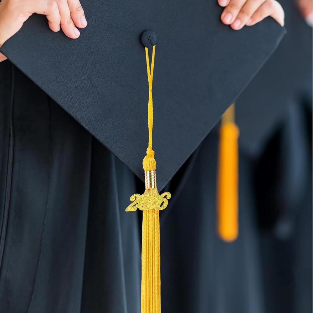 10 borlas doradas elegantes para graduación 2026 con dije del año y fecha para birrete de graduación.