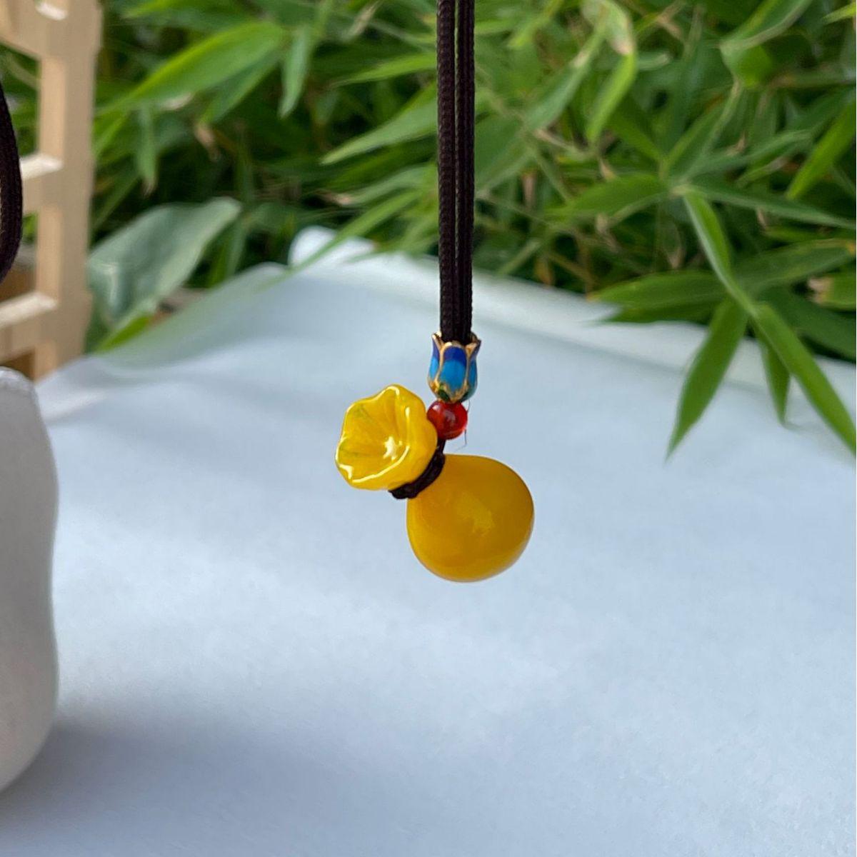 

Glazed Yellow Chicken Fat Lucky Bag Pendant Necklace Gourd Handicraft Jewelry