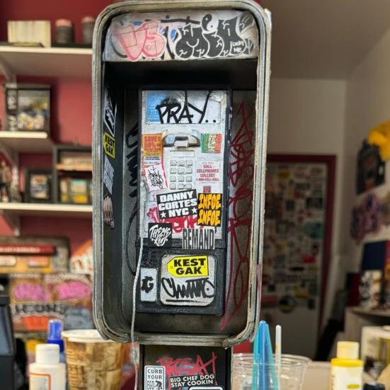 Miniature American Payphone Decoration 1/12 Scale Vintage Mini Graffiti Payphone Model Dollhouse Urban Street Phone Home Office Ornament