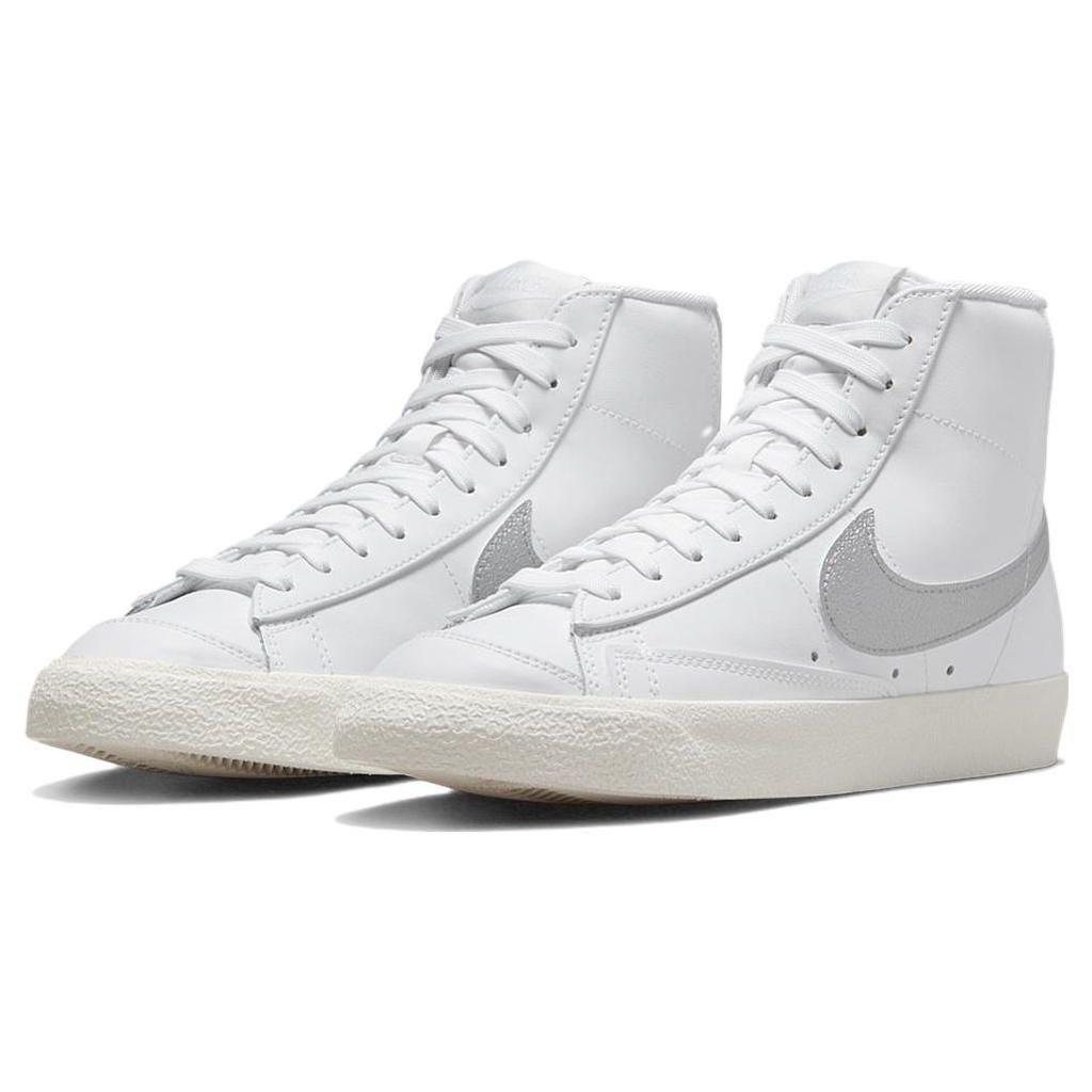 Nike Blazer Mid '77 Essential Damen Weiß Metallisches Silber DQ7574-100