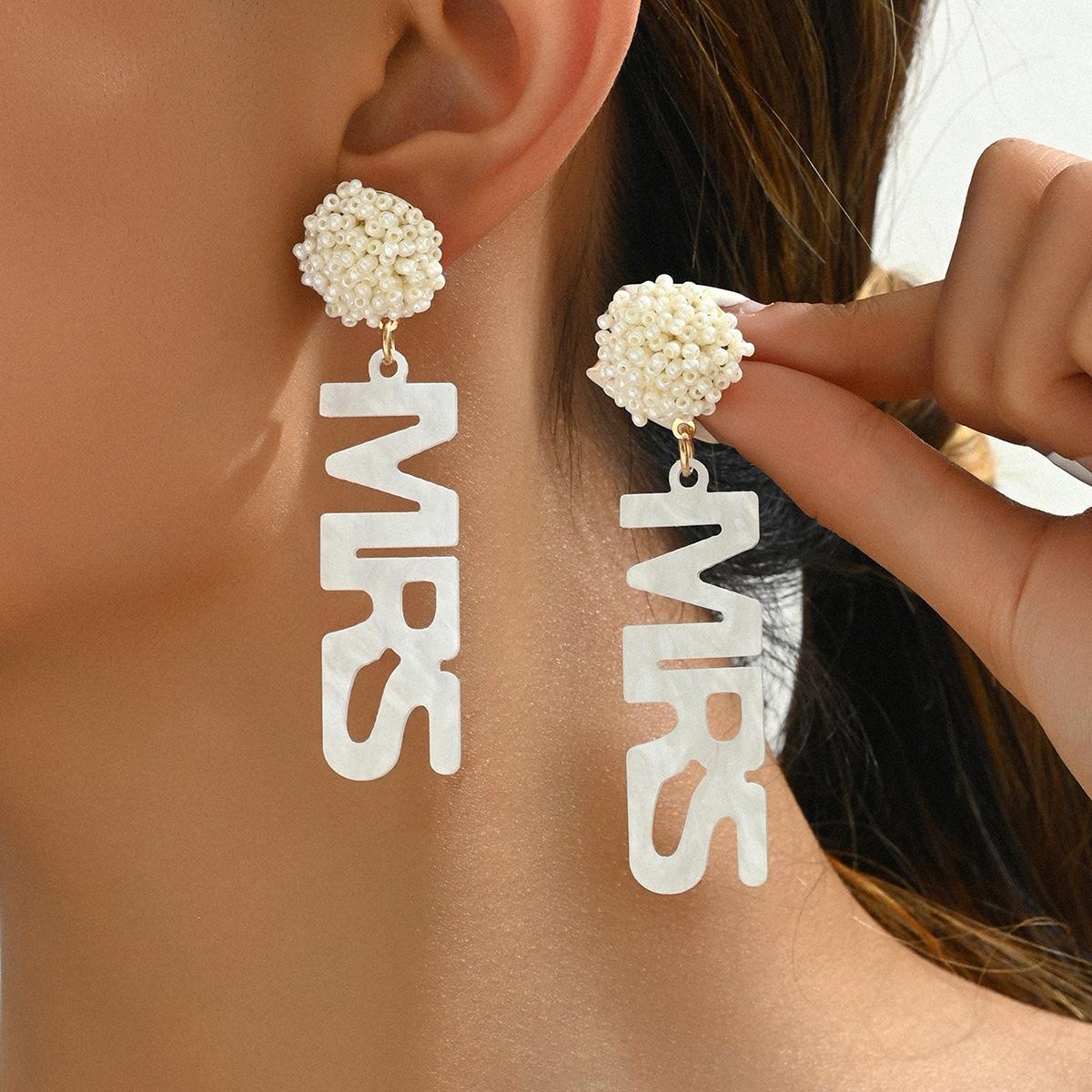 

Свежие и милые серьги в стиле колледжа, женские универсальные акриловые серьги-гвоздики с английскими буквами