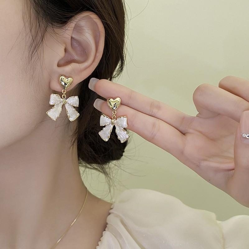French White Earrings, Sweet Bow Love Earrings Ins Design Retro Light Luxury High-end Stud Earrings