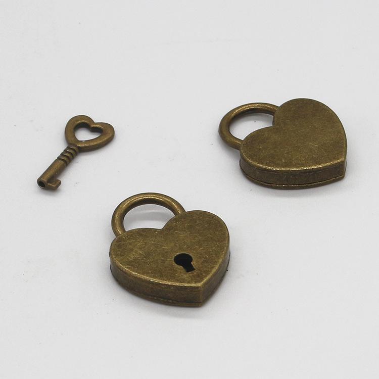 Mini Herzförmiges Legierungsvorhängeschloss mit Schlüssel, Dekoratives Metallschloss für Einsteckschloss