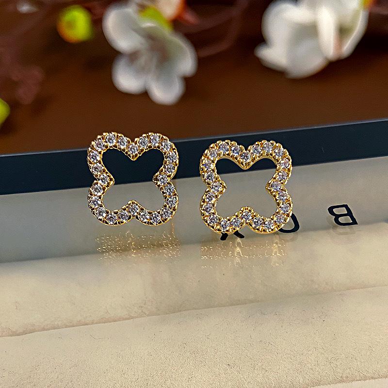 Diamond Inlaid Silver Four-Leaf Clover Hollow Stud Earrings - Elegant & Versatile Fashion Accessories for Women
