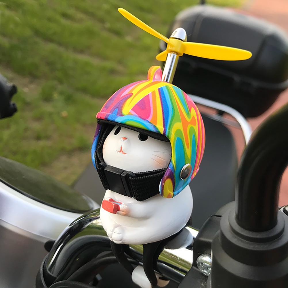 Dekoracja Kierownicy Uroczy Kot z Kaskiem Śmigło Ornament Kierownicy Roweru Wisiorek Motocyklowy Wzór w Kształcie Kotka Rozciągliwy Pasek
