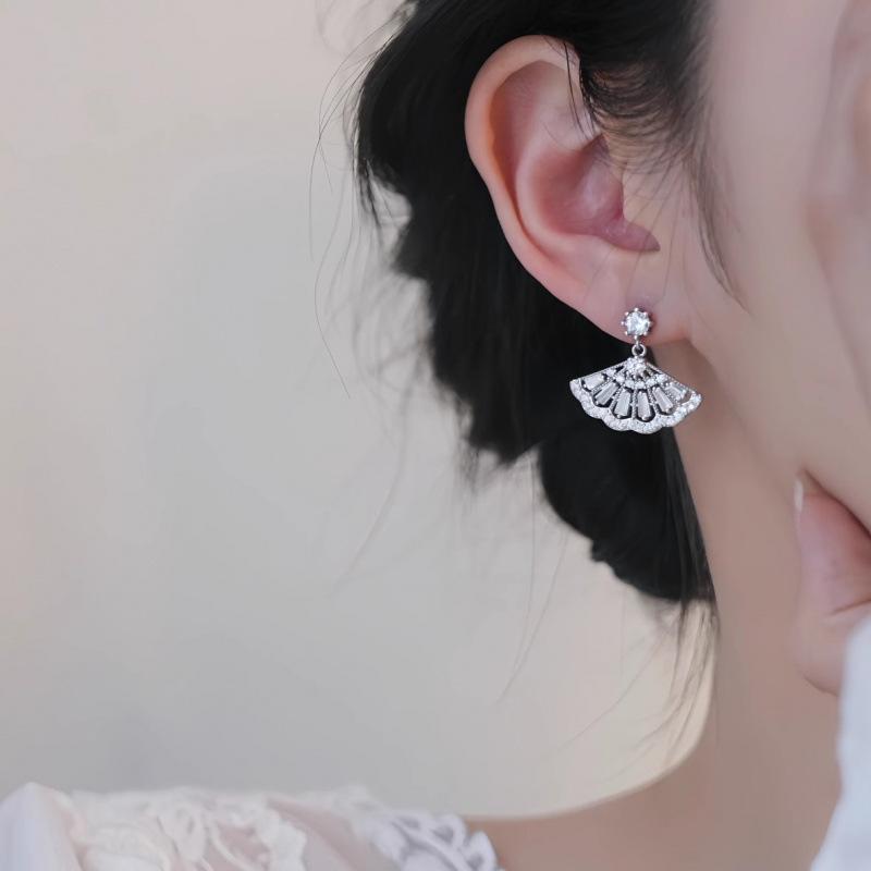 Light luxury design sense retro full diamond fan earrings women's fringed small skirt earrings new fashion high-end earrings
