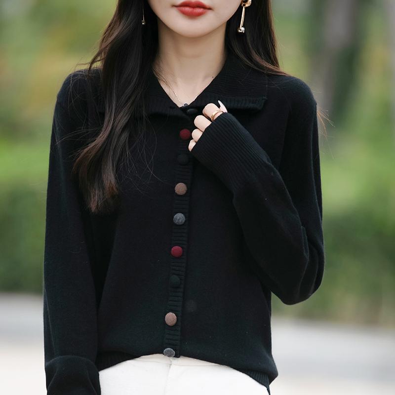 Lekki kardigan damski wykonany w 50% z wełny i w 50% z jedwabiu morwowego – uniwersalny sweter na 4 pory roku zapewniający całoroczny komfort i styl