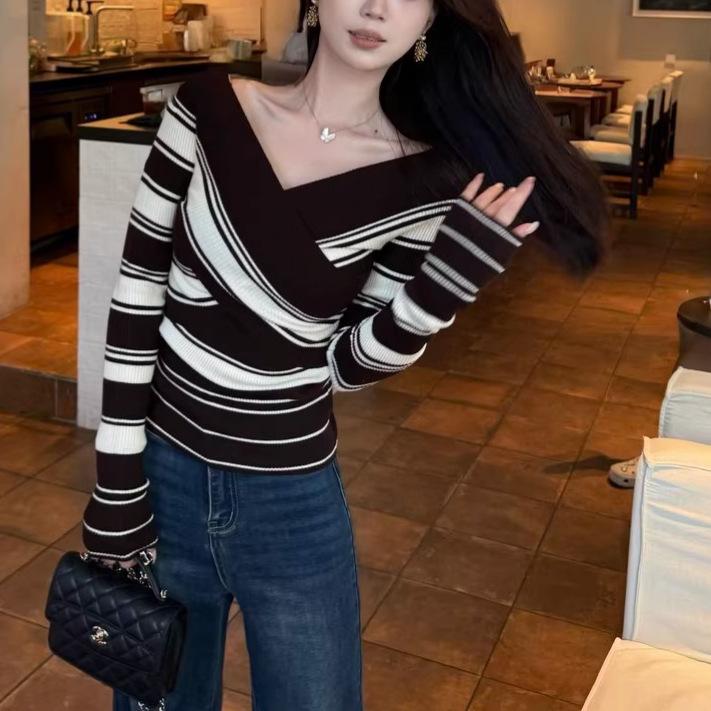 

Andy fleece washing water, contrasting color stripes irregular crossed v-neck wool knitted sweater women s autumn and winter design sense One size