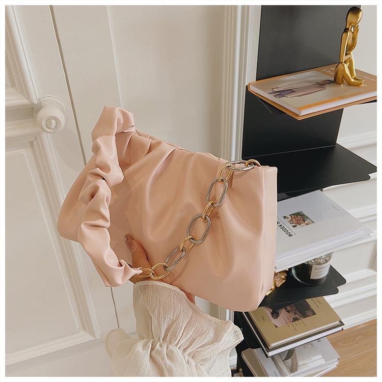 

Цукеркова кольорова одноплеча сумка під пахвою 2024, нова корейська версія, модна сумочка в іноземному стилі, проста текстурна плісирована хмарна сумка рожевий