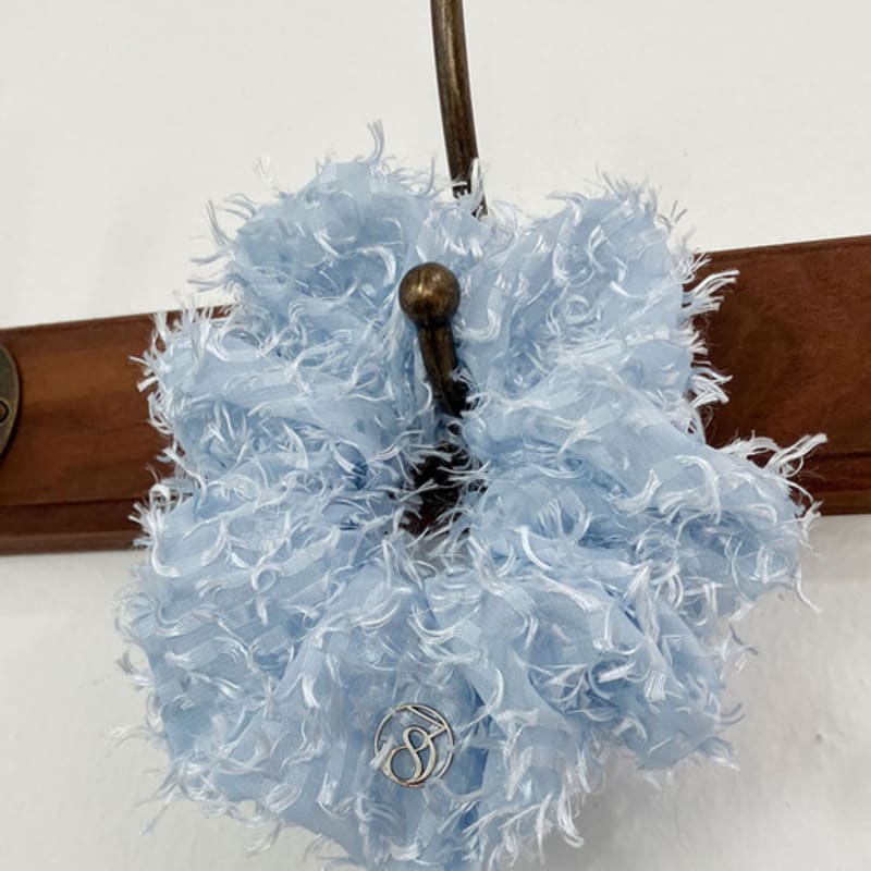 38comeoncommon Fjädersymbol Scrunchie (Himmelsblå)