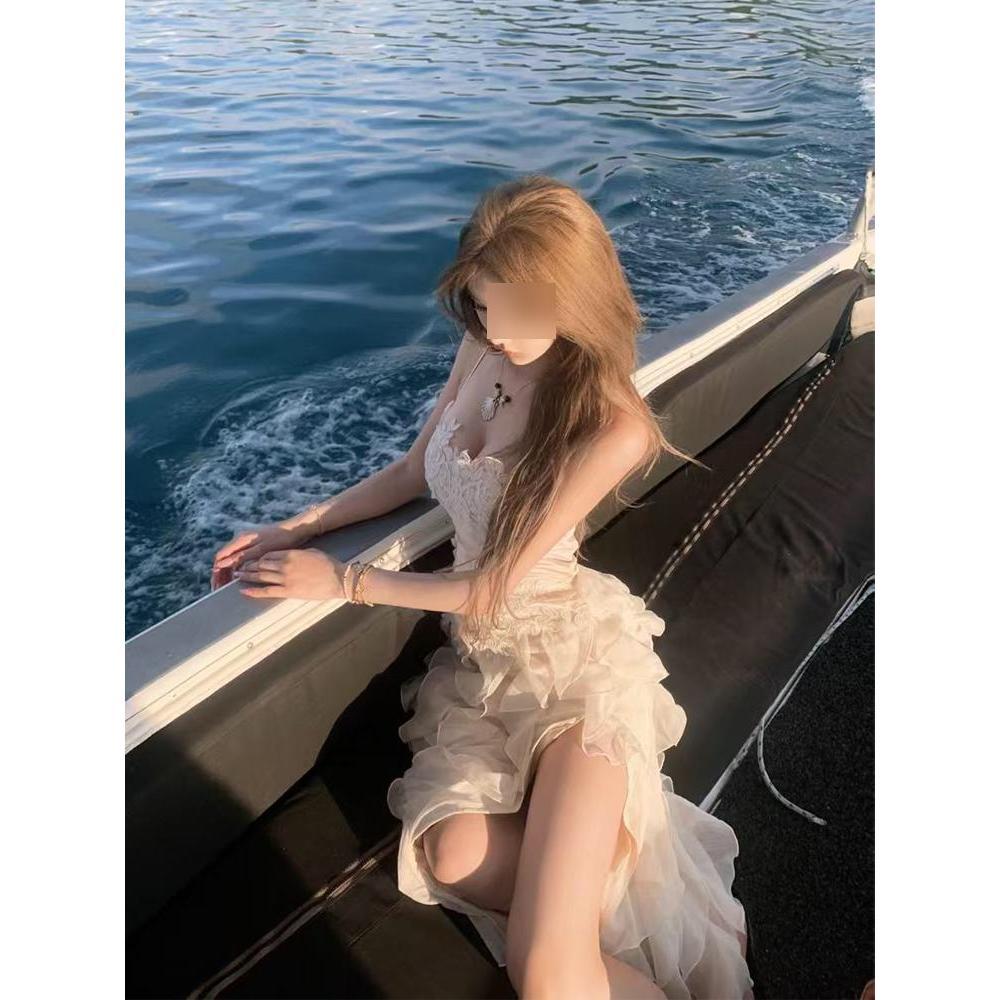 

Белое платье с цветами тяжелой промышленности Женское летнее приморское сетчатое платье на бретелях с завышенной талией Длинная праздничная юбка с разрезом XL- (recommended 110-60kg)