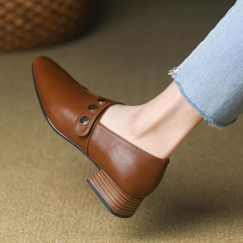 

Round head deep mouth single shoes women s middle heel spring and autumn new first layer rivets fashionable low heel small leather shoes women 42 коричневий