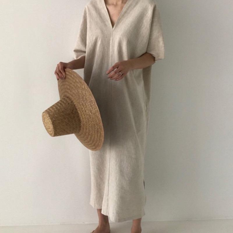 

A Woman In A Long Short Sleeved V Neck Dress one size абрикосовий