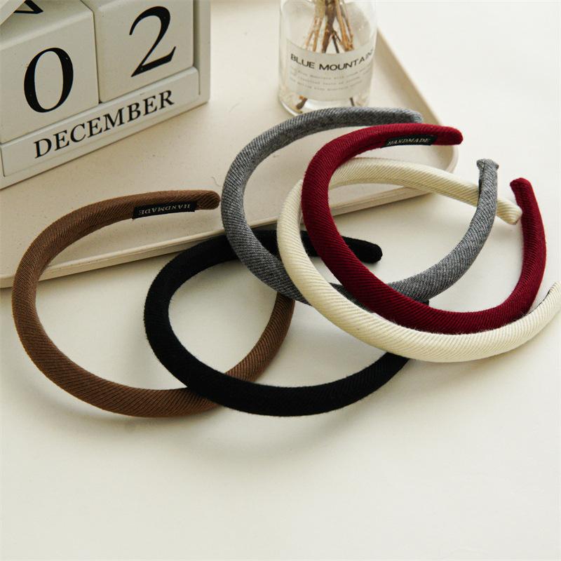 Narrow-edge Hairband with A Retro and Simple Design, Made of Fabric, Suitable for All Occasions and A High-crown Headband Hair Accessory for The Head.