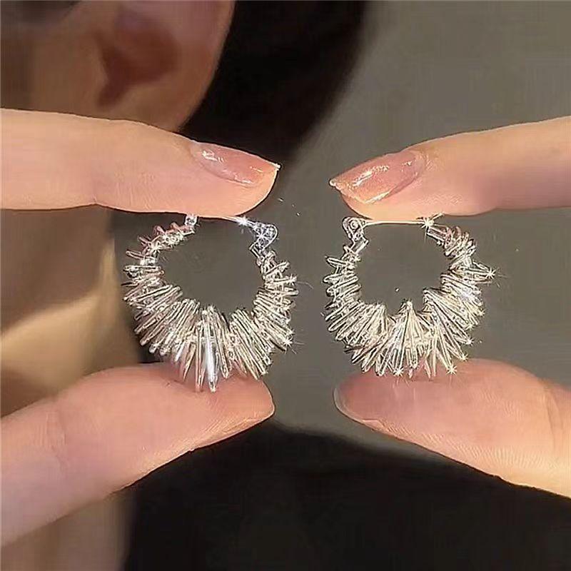 Personality unique winding hollow circle ear buckle simple cold wind 2025 earrings tide