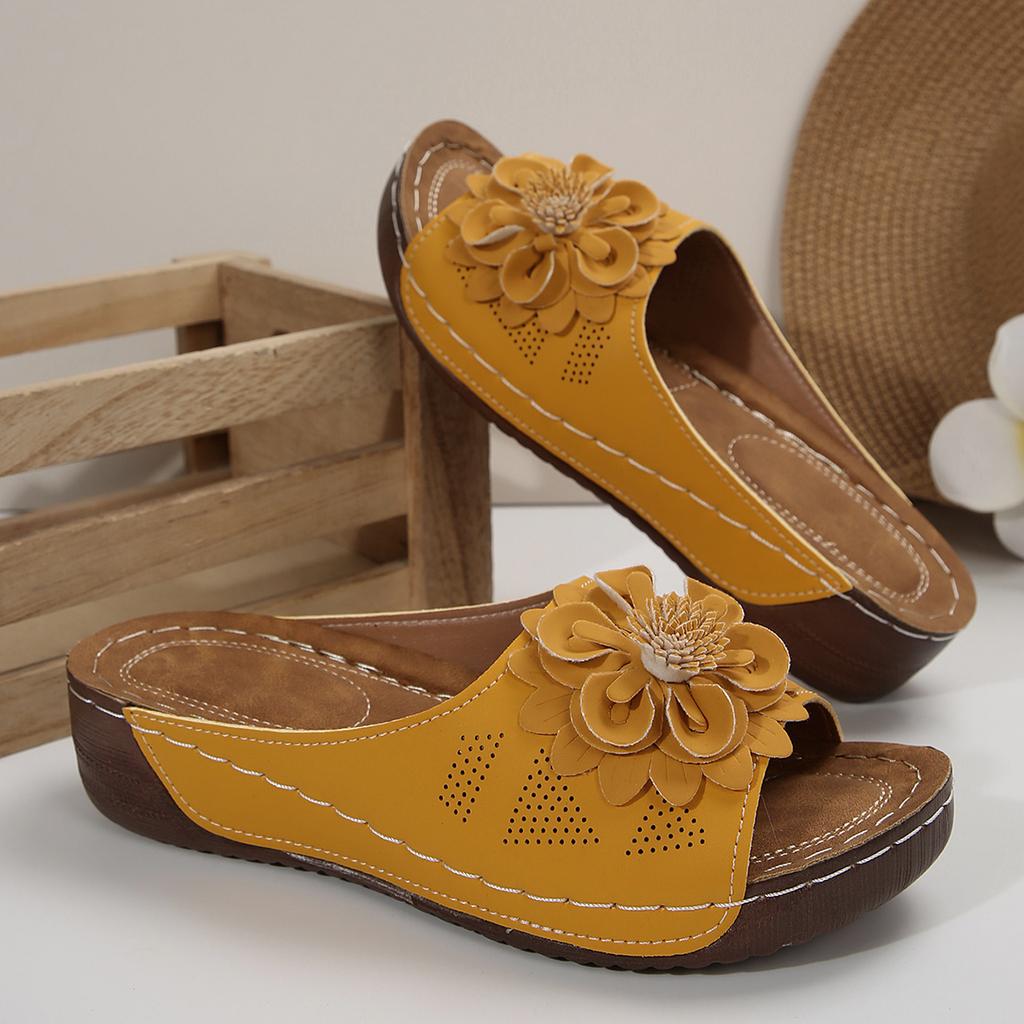 Fashion Retro Flower Decor Wedge Slippers Woman 2025 Summer Thick Bottom Platform Sandals Women Anti Slip Beach Shoes Outdoor Slides