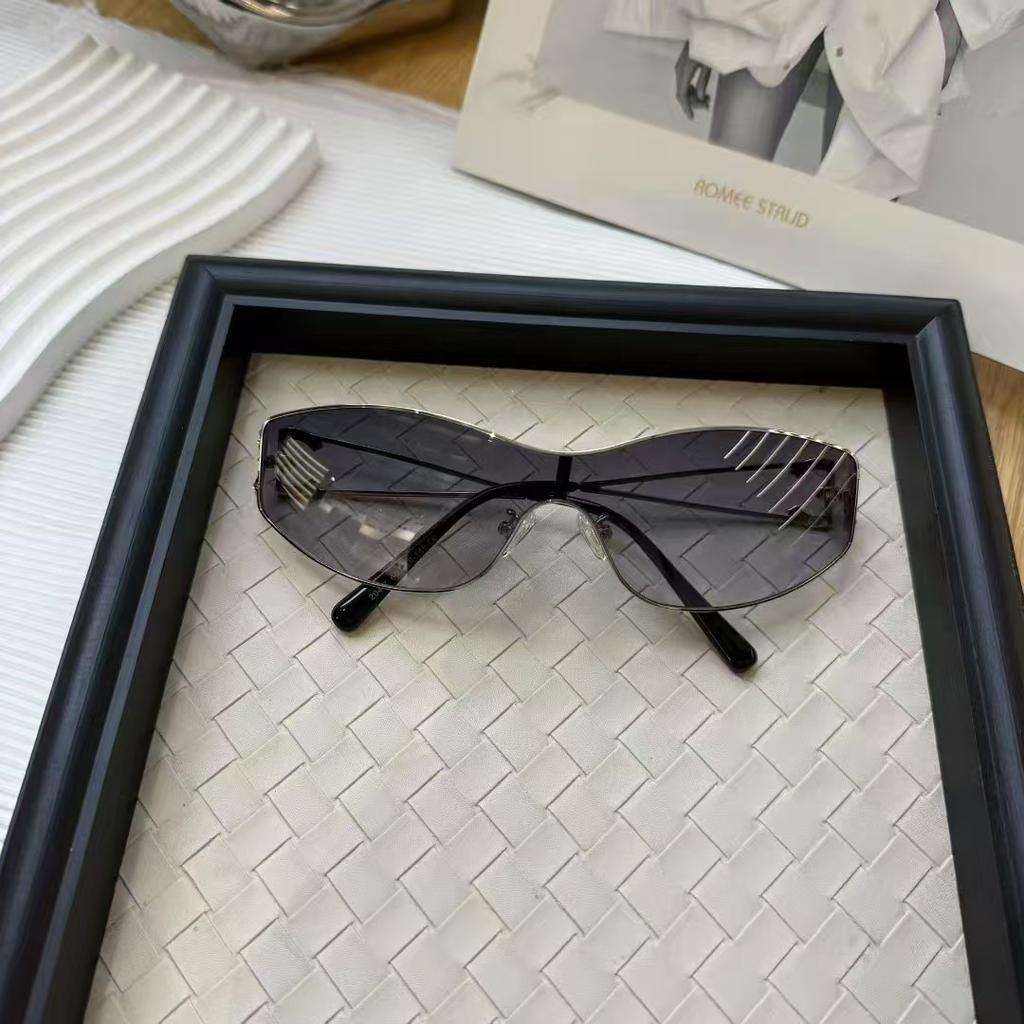 New Stylish Punk Sunglasses Rhinestone Decoration Women Sun Glasses Vacation Travelling Female Sunglass Fashion Accessories