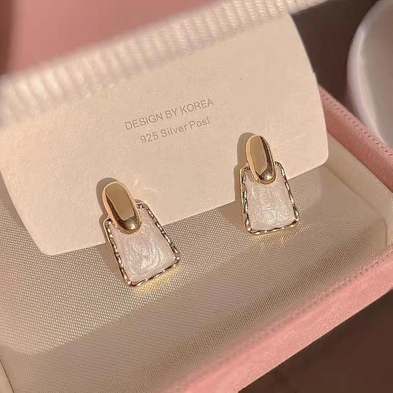 Simple high-end design niche temperament stud earrings women's light luxury fashion personalized earrings exquisite versatile sweet cool earrings