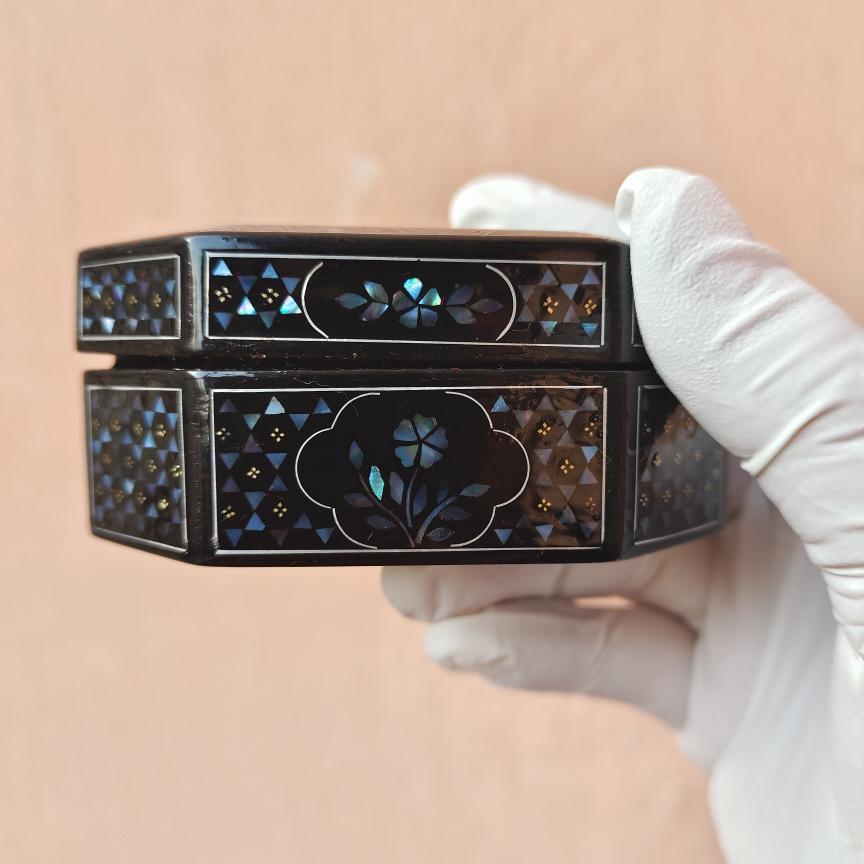 Mother of Pearl Jewelry Box Shell Inlaid Ring Necklace Box Chinese Lacquer Craft Birthday Gift for Foreign Friends