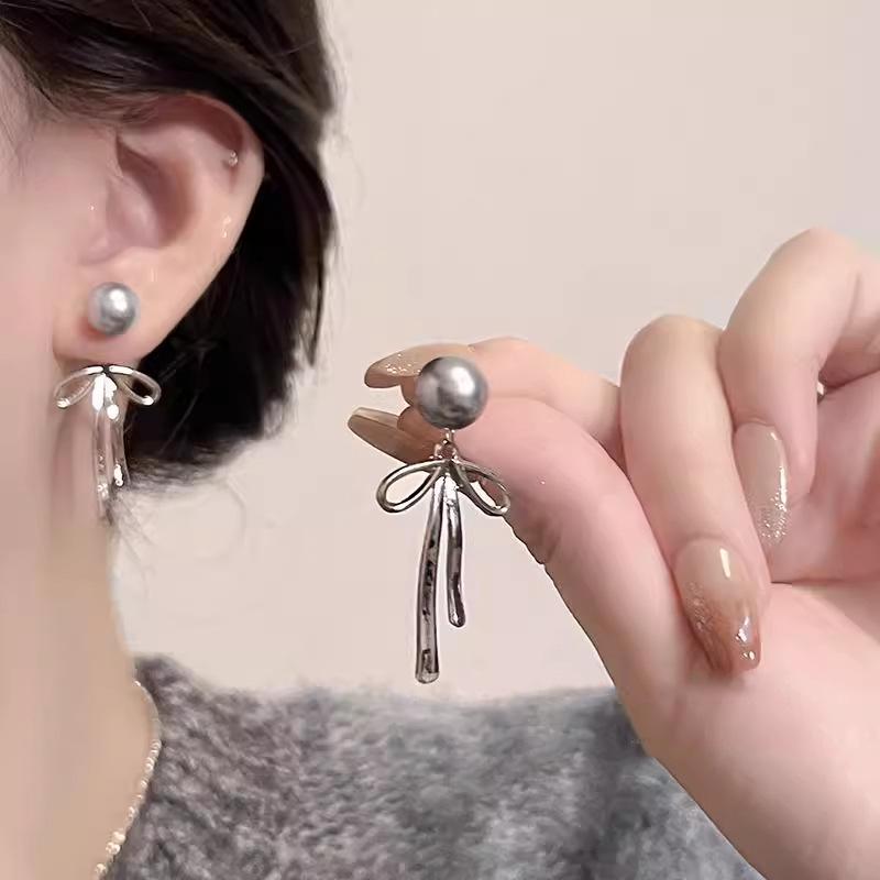 Серьги-клипсы с серым жемчугом и бантом: Роскошные осенне-зимние серьги для ушей без прокола