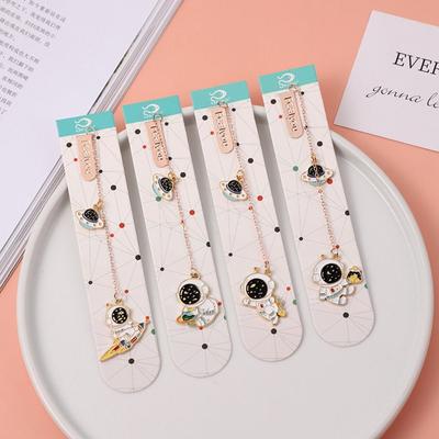 2pcs Metal Chain Bookmark Moon Walk Astronaut Mark of Page Marque Page Astronaut Reading Book Holder Decorative Stationery