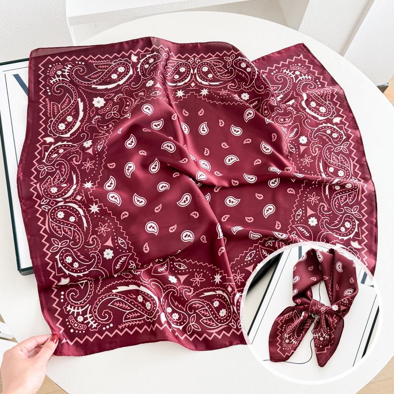 Damski jedwabny szalik w koreańskim stylu: Wszechstronny kwadratowy szalik z kamelią na wiosnę i jesień - do noszenia na szyi, na torebce lub we włosach