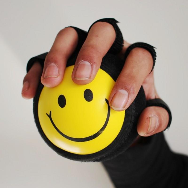 Masážní přístroj pro rehabilitaci rukou a prstů s úchopovou koulí a separátorem prstů