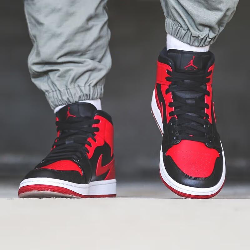 Jordan 1 Mid Banned 2020 GS 554725-074