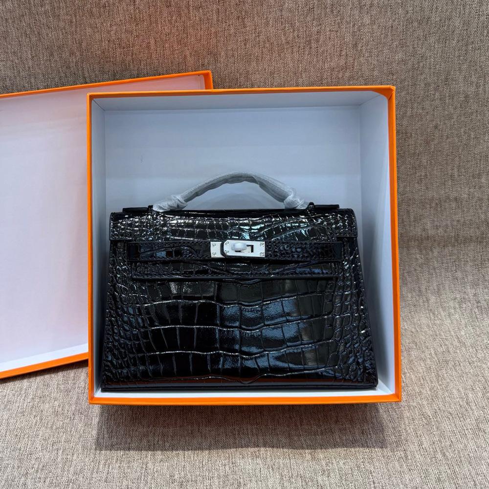 

Новая модная и универсальная сумка через плечо с цепочкой в виде свиного носа из натуральной кожи с рисунком крокодила и коровьей кожей первого поколения Length 22cm x Thickness 7cm x Height 14cm чёрный