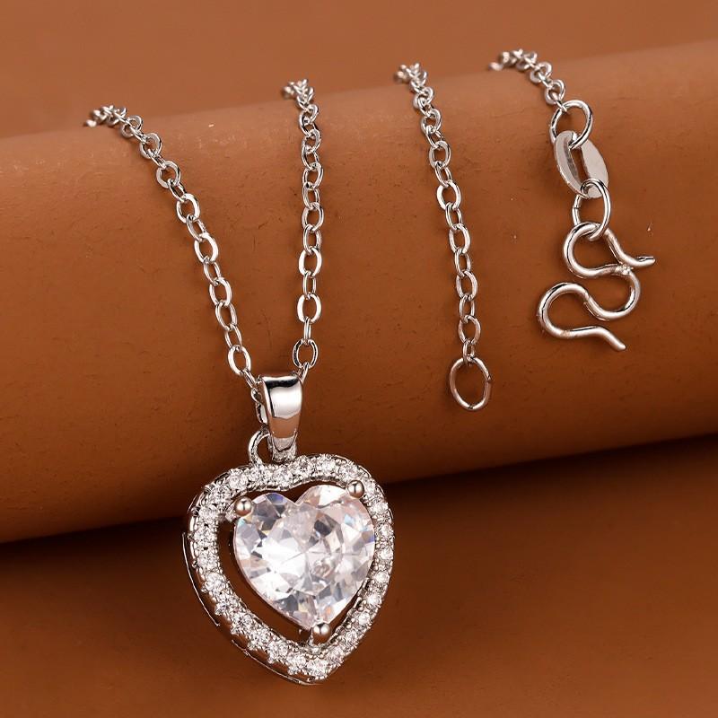 Hot-selling White Diamonds Imitation Moissanite Heart Shape, Slightly Inlaid White Edge Diamond Necklace Temperament Fashionable