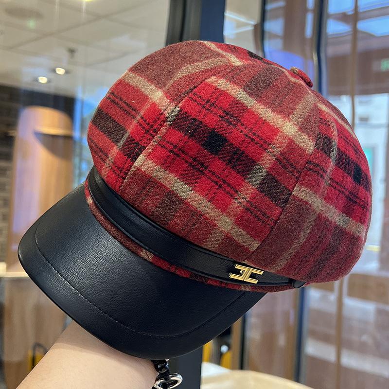 

Женщина в восьмиугольной шляпе с ретро клетчатой буквенной этикеткой из лоскутной ПУ кожи излучает очарование путешествий осенью и зимой. M（56-58cm）