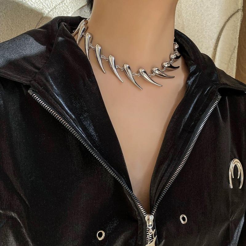 Thorn Geometric Silver Barbed Irregular Metal Necklace - A Unique, High-end, Small-sized Accessory with A Sense of Exclusivity.