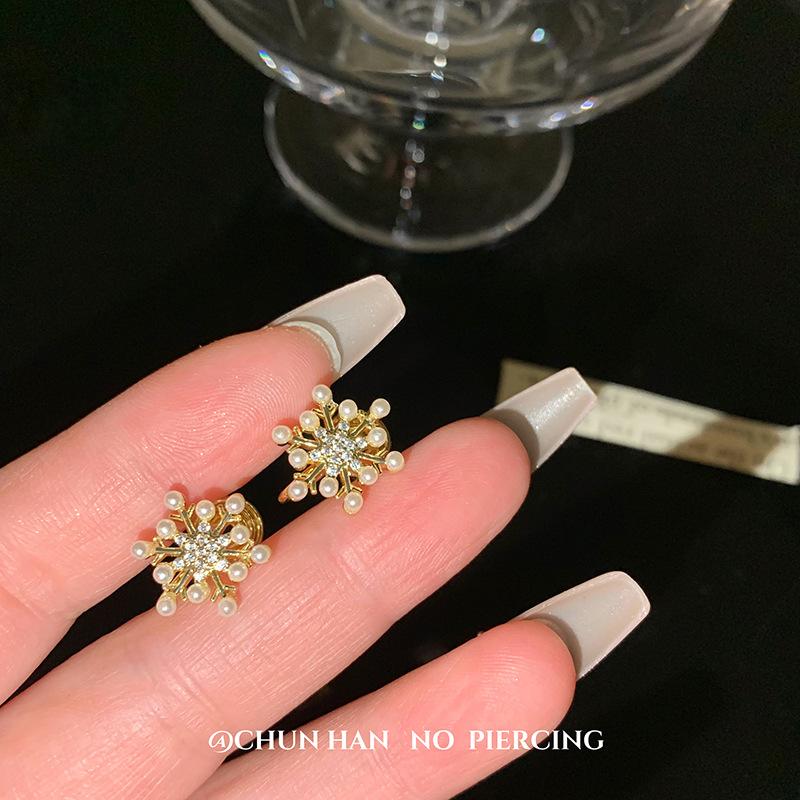 

Snowflake pearl earrings temperament light luxury simple earrings small fresh stud earrings no holes advanced retro square round face