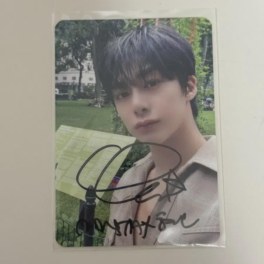 Monsta X Hyoung Won's Signature Photocard